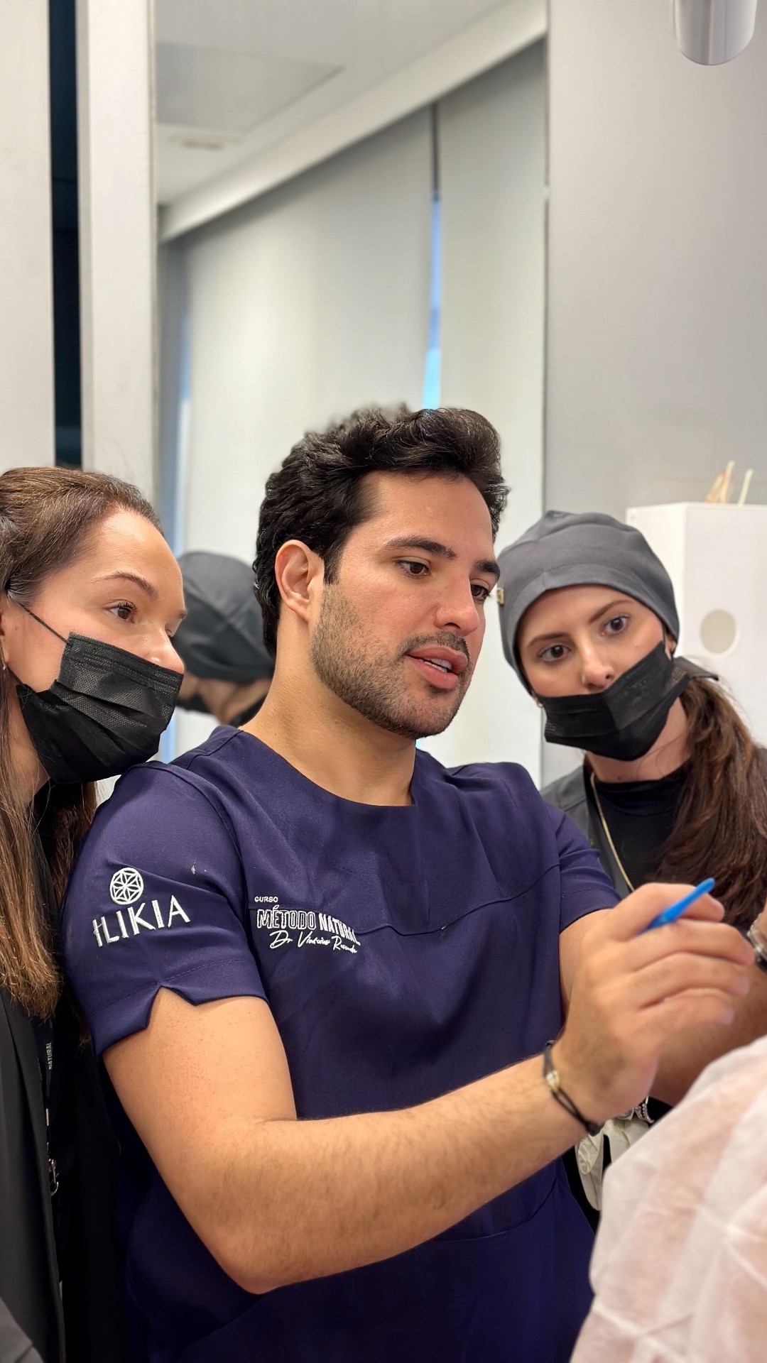Dr. Vinicius Resende aplicando harmonização facial com supervisão clínica em São Paulo